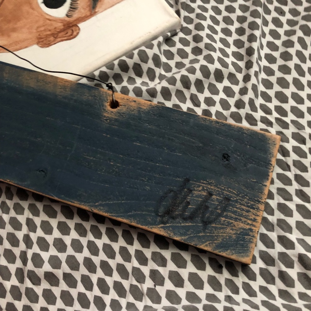 Brandy Melville Weathered Girls Bite Back Sign - Picture 3 of 3